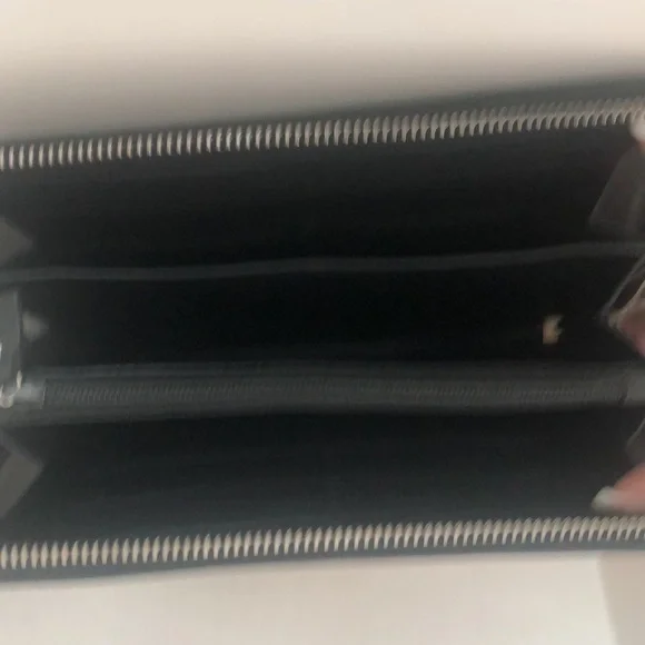 Gucci Leather Zip Around Wallet 
Pre-Loved Excellent Condition - Picture 6 of 6